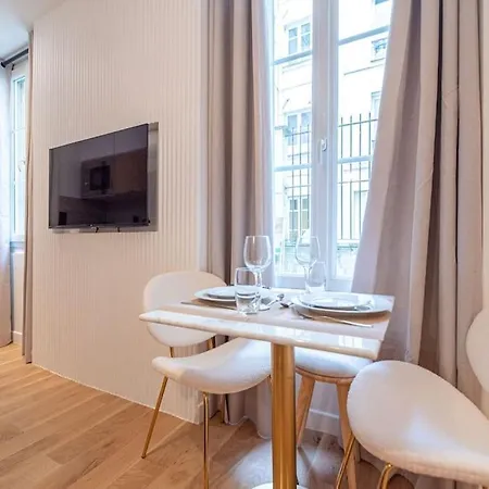 Exposition - Eiffel Tower Apartment *