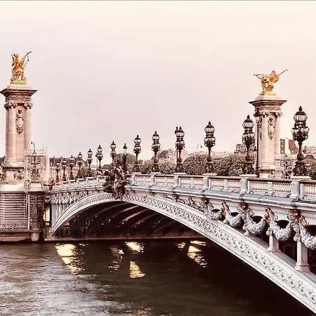 Exposition - Eiffel Tower Appartement