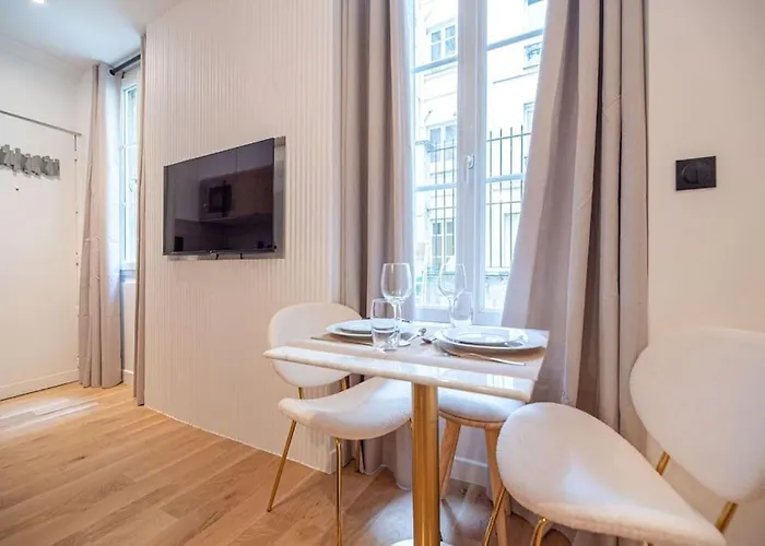 Exposition - Eiffel Tower Appartement *