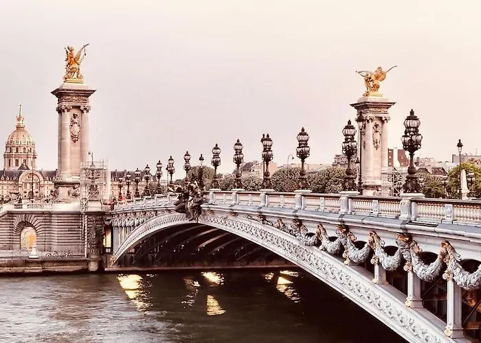 Exposition - Eiffel Tower Appartement